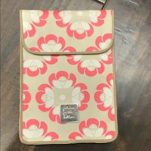 Petunia pickle bottom tablet holder